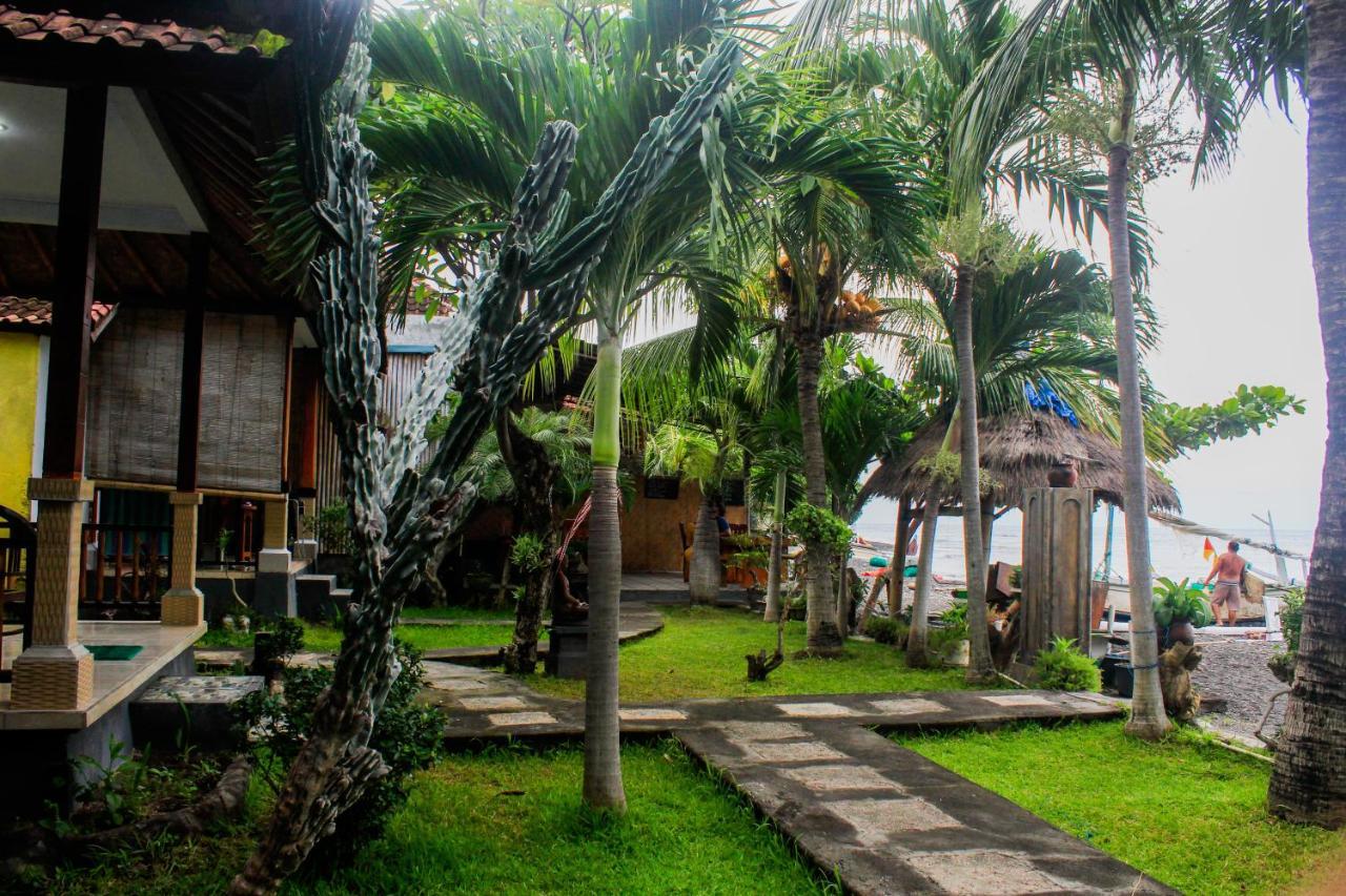 Coconut Beach Bungalows & Warung 2 Amed Exteriör bild