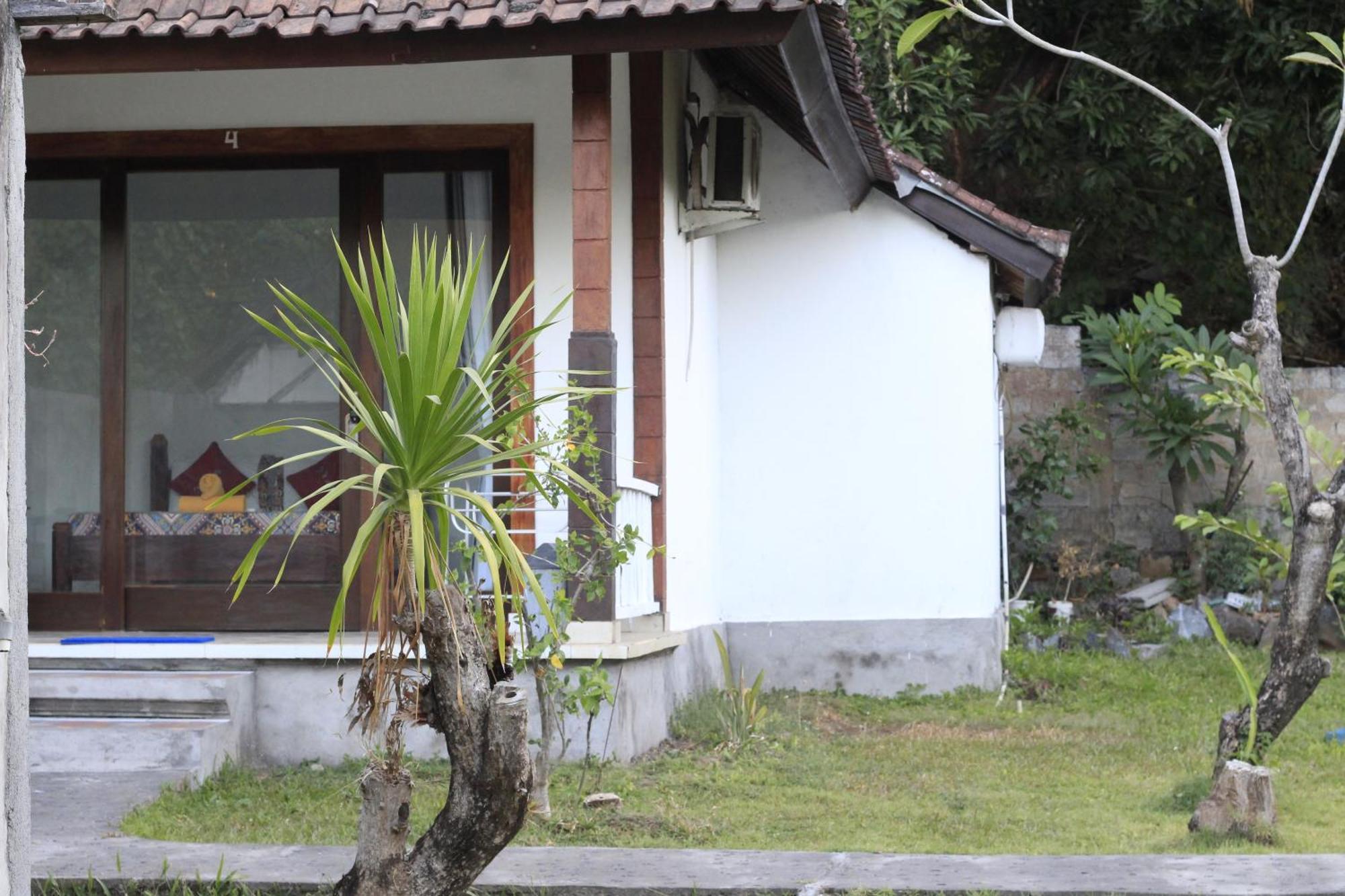 Coconut Beach Bungalows & Warung 2 Amed Exteriör bild