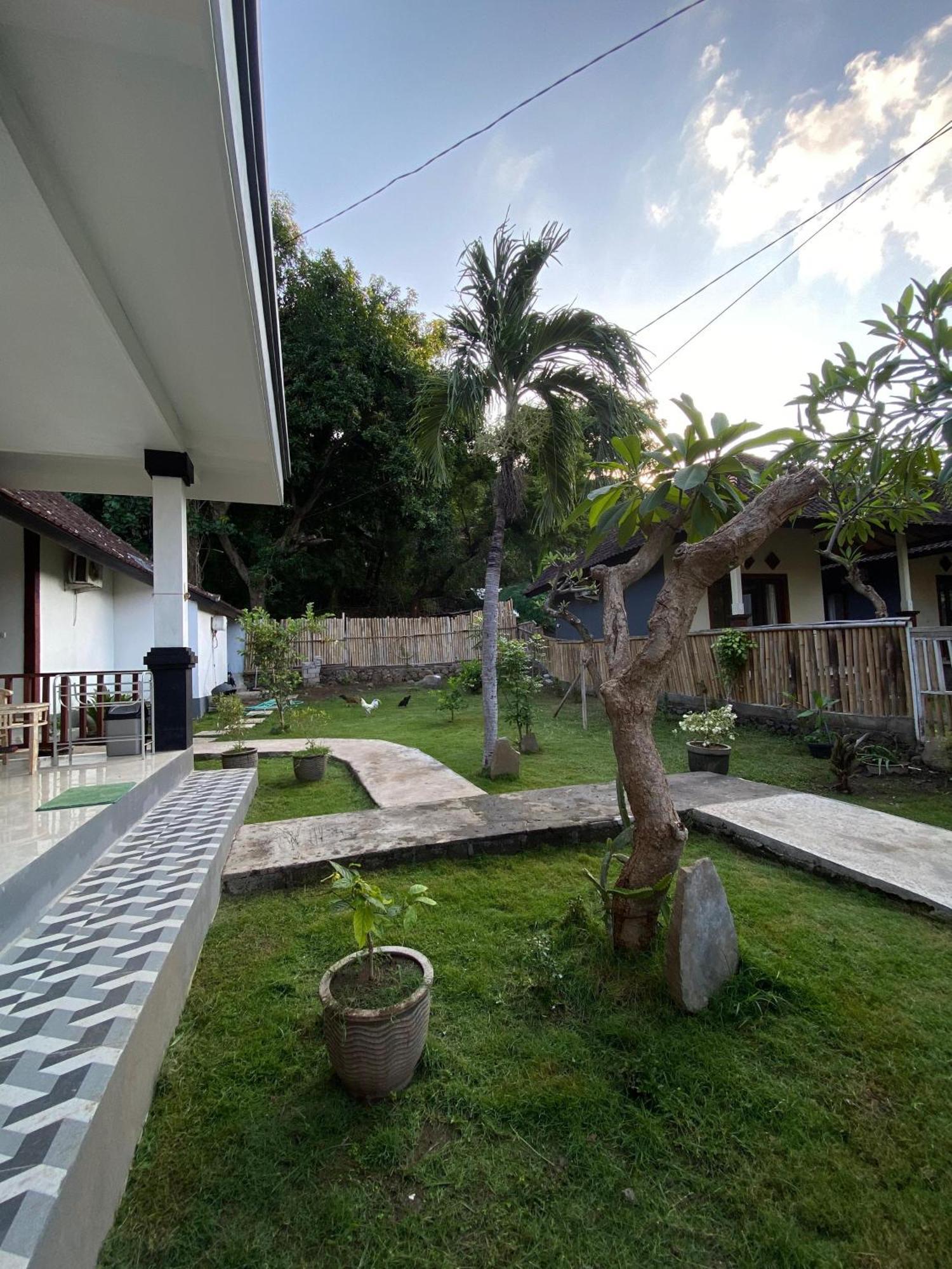 Coconut Beach Bungalows & Warung 2 Amed Exteriör bild